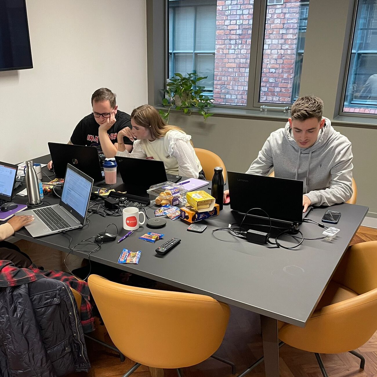 Alt='people working'